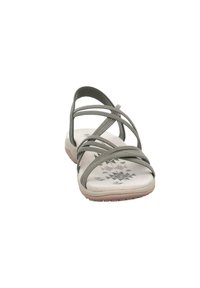 Sandal de tiras gris con parte superior texturizada y plantilla de color claro. Presenta una plantilla con patrón y una suela de goma de tonalidad rosada.