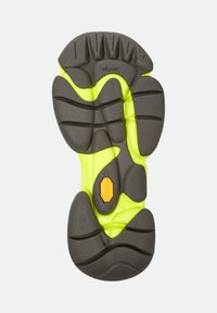 Suola della scarpa con una combinazione di colori nero e giallo neon. Presenta un design testurizzato con scanalature e un logo Vibram. Sono evidenti dettagli di ammortizzazione.
