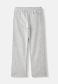 Γκρι φόρμες με ελαστική μέση και πίσω τσέπη. Φτιαγμένες από μαλακό υλικό με υφή. Σχεδίαση ίσιου ποδιού.