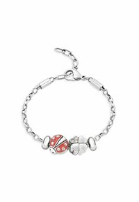Bracciale in argento con un charm a forma di coccinella rossa, un charm a forma di cuore con cristalli e dettagli rotondi in argento.