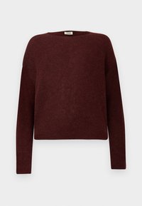 Pull en tricot rouge foncé à manches longues avec un col rond et une texture côtelée, présenté sur un fond blanc uni.