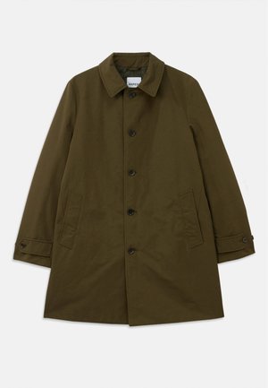 Abrigo verde oliva con un cuello clásico, cierre frontal de botones, dos bolsillos laterales y puños ajustables. Tela suave con una silueta estructurada.