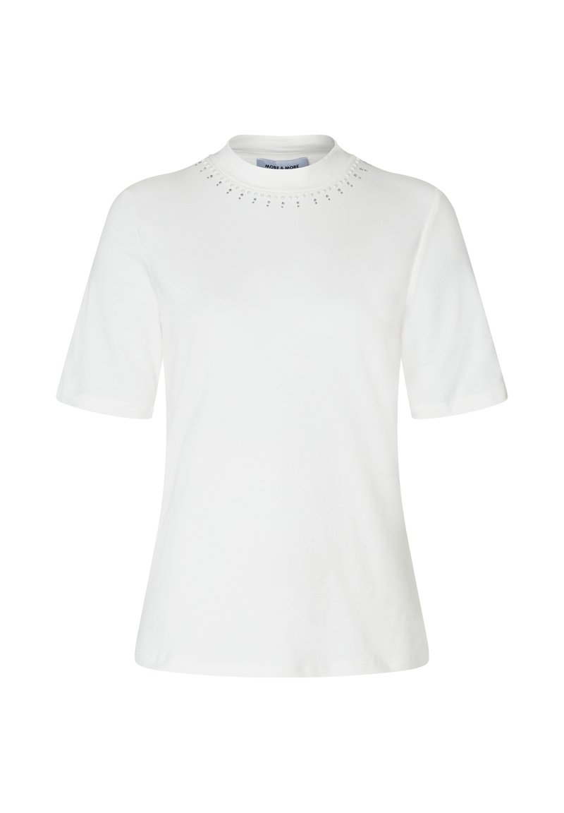 Weißes T-Shirt mit kurzen Ärmeln und hohem Hals, das eine dekorative Reihe kleiner, klarer Glitzersteine nahe dem Kragen aufweist.