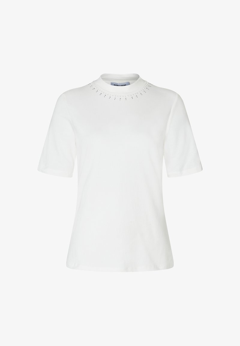 Weißes T-Shirt mit kurzen Ärmeln und hohem Hals, das eine dekorative Reihe kleiner, klarer Glitzersteine nahe dem Kragen aufweist.