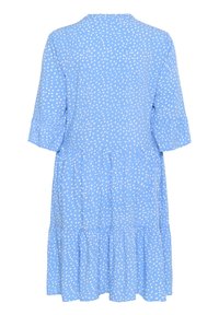 Rochie albastră cu buline albe, până la genunchi, cu mâneci scurte și volănașe și un design cu fuste în straturi. Textură de material moale.