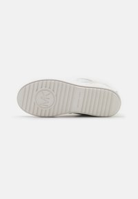 Sneaker bianco con suola in gomma testurizzata e logo circolare. Presenta dettagli in rete e accenti in pelle liscia sulla tomaia.
