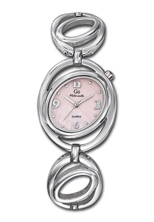 Silberne Armbanduhr mit pinkem rundem Zifferblatt, silbernen Zahlen und verbundenen ovalen Metallösen, die das Armband bilden.