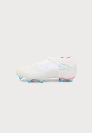 Weißer Fußballschuh mit hellblauen Nocken, einem hohen Knöchelkragen und einem hellblauen Puma-Logo an der Seite vor einfarbigem Hintergrund.
