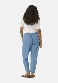 Kaffe Curve LOUISA - Džínsy tapered fit - medium blue chambray