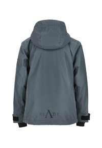 Giacca impermeabile grigia con cappuccio, polsini elasticizzati e logo stampato sul retro in basso. Texture liscia con elementi di design minimi.