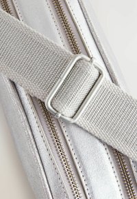 Next Taška cez plece - metallic