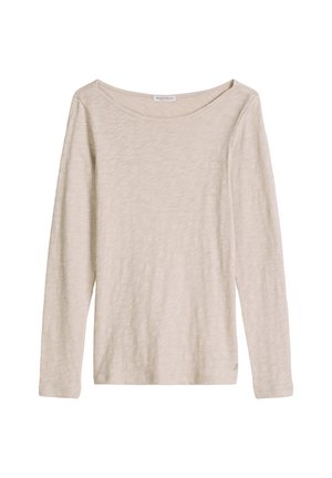 Beige strakke lange mouwen shirt met een brede ronde halslijn en subtiel gestructureerde stof, getoond op een witte achtergrond.