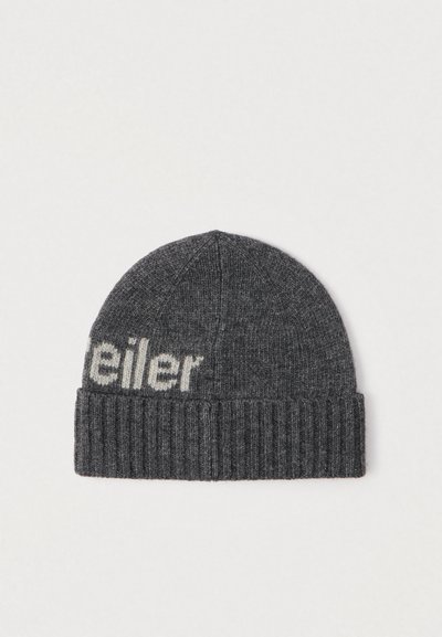 Gorro cinzento em malha com faixa canelada texturada. Apresenta um logótipo da marca em malha cinzento claro próximo do topo.
