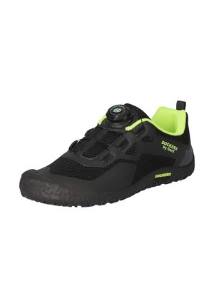 Czarno-neonowozielone buty sportowe Dockers by Gerli z oddychającą siateczką, sznurowaniem na pokrętło oraz teksturowaną podeszwą do użytku na zewnątrz lub podczas uprawiania sportu.