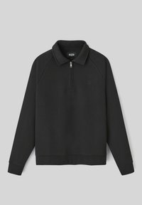 Sweat-shirt noir à manches longues avec zip quart, poignets côtelés, col et logo embossé subtil sur la poitrine.