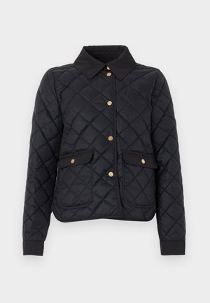 Veste matelassée noire avec col, manches longues, boutons-pression dorés et deux poches à rabat à l'avant sur un fond uni.