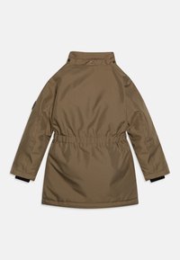 Hnedý vonkajší kabát so naťahovacím pásom, zapínaním na patentky a čiernymi akcentami na manžetách. Hladká textúra s prispôsobeným, aerodynamickým dizajnom.