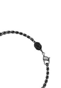 Schwarzes Metallkettenarmband mit verdrehten Gliedern, einem Verschluss mit achteckigem Akzent und polierter Oberfläche, das ein elegantes Design präsentiert.