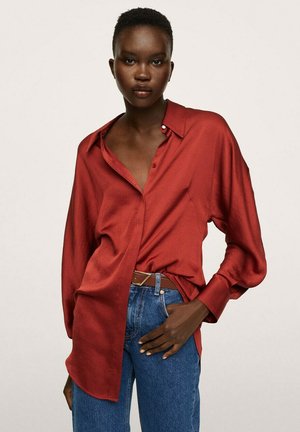 SOEPELVALLENDE SATIJNEN - Button-down blouse - donkerrood