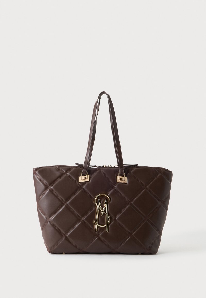Sac à main en cuir matelassé marron foncé avec deux bandoulières et logo en métal doré avec initiales au centre devant.