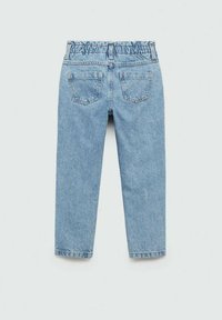 Hellblaue Denim-Jeans mit elastischem Bund, cropped geraden Beinen und Gesäßtaschen. Glatte Textur mit minimalen Nähdetails.