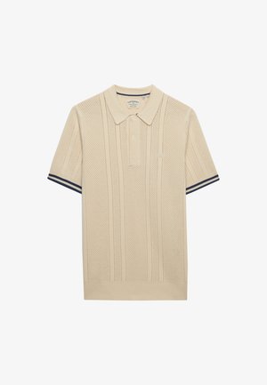 Beige gestricktes Poloshirt mit strukturierten Streifen, Drei-Knopf-Leiste und marineblauen Akzentstreifen an den Ärmeln. Mit einem kleinen Logo-Detail.