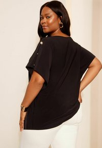 Friends Like These WITH BUTTON DETAIL - REGULAR FIT - Jednoduché tričko - black