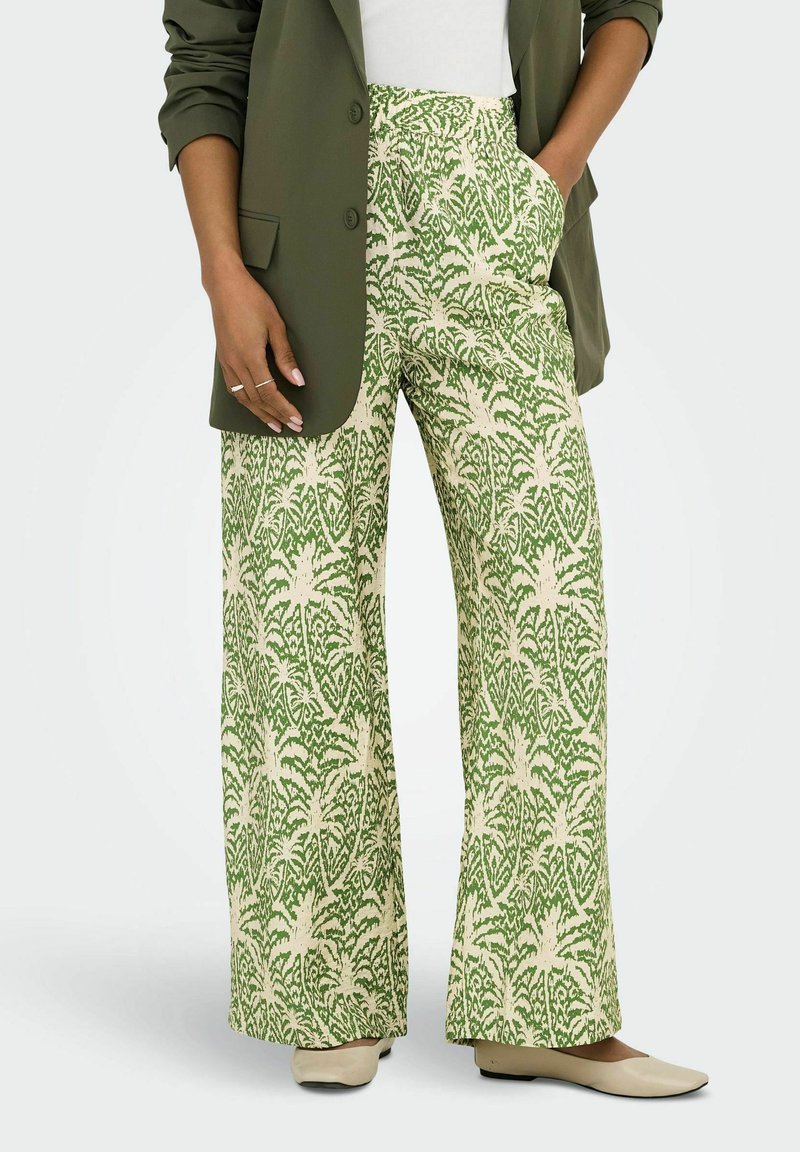 Pantalons évasés en crème avec un motif de feuilles de palmier vertes ; associés à un blazer olive. Comprend des poches latérales et une coupe décontractée.