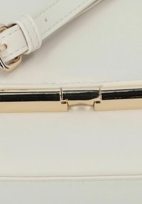 Borsa a mano bianca in pelle con un design elegante, chiusura in metallo dorato e finitura texturizzata sul corpo e sulla tracolla.