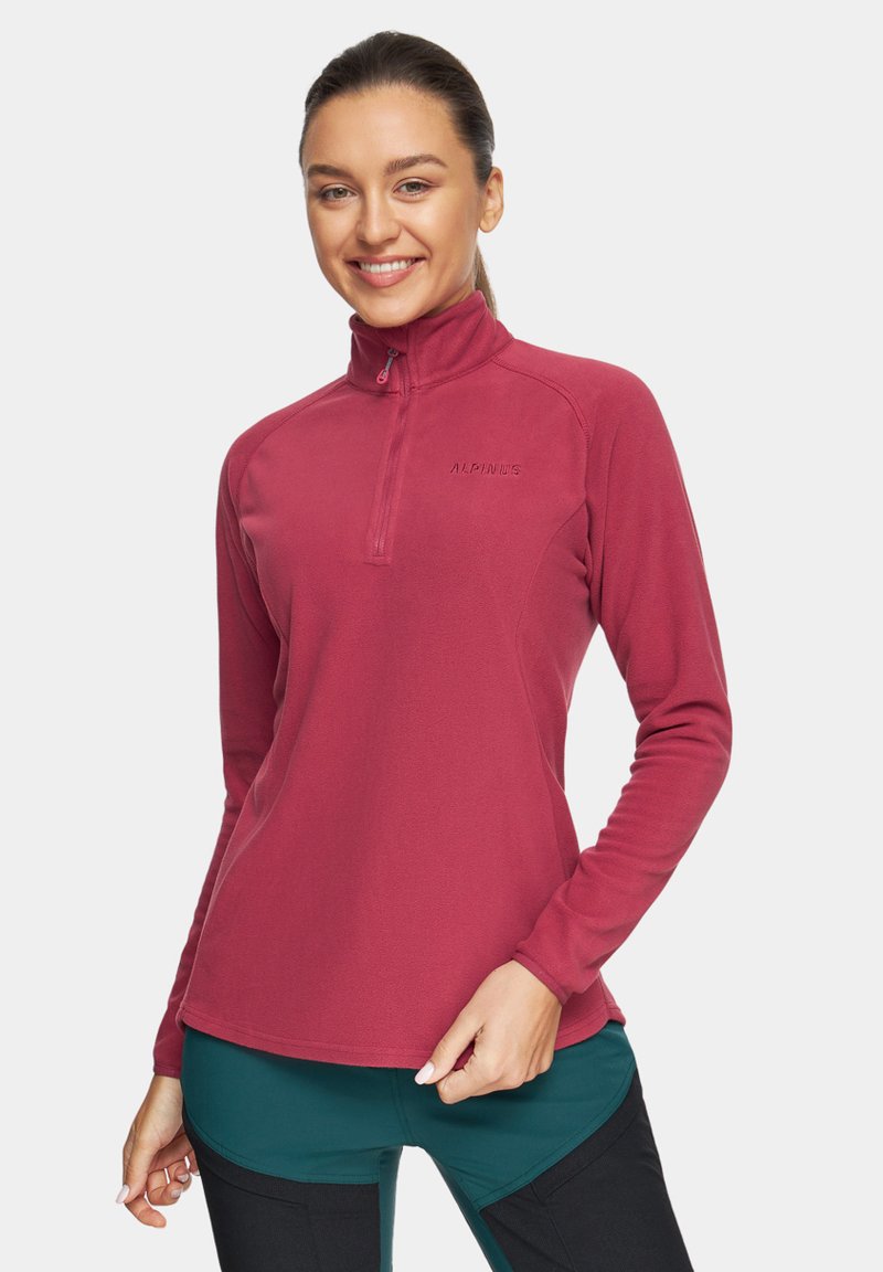 Polarowy pulower w kolorze burgundowym z kołnierzem na ćwierć zamka. Charakteryzuje się miękką teksturą i logo na klatce piersiowej. Długie rękawy, dopasowany krój.