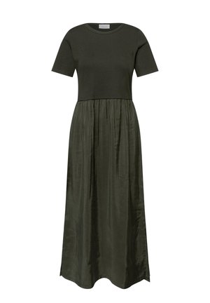 Robe vert foncé avec manches courtes en maille et corsage ajusté, jupe fluide en satin froncée atteignant la cheville.