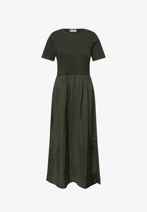 Tumma vihreä mekko, jossa on lyhyet neulotut hihat ja istuva yläosa, laskeutuva ja kerrostettu satiinihame, joka ulottuu nilkkoihin.