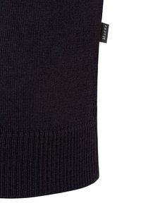 Černý pletený svetr s ribovaným lemem, který má malou textilní etiketu. Textura je hladká s jemným pletením.