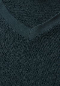 Tmavě modrozelený pletený svetr s texturovaným povrchem, se designem do V a hladkým žebrovaným límcem.
