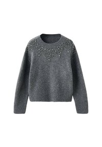 Suéter gris hecho de material suave, con un escote redondo y mangas largas, adornado con cuentas decorativas transparentes en el escote.