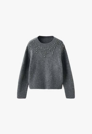 Grauer Pullover aus weichem Material mit Rundhalsausschnitt und langen Ärmeln, verziert mit klaren dekorativen Perlen am Ausschnitt.