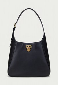 Czarna skórzana torebka o zaokrąglonym kształcie, z złotymi metalowymi elementami i zapięciem na zatrzask. Posiada pojedynczy regulowany pasek na ramię.