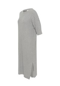 Graues, geripptes Strickkleid mit kurzen Ärmeln, runden Ausschnitt, seitlichen Schlitzen und einem lockeren Schnitt. Hergestellt aus weichem, strukturiertem Material.