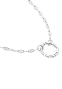 Silberne Halskette mit einer elongated link chain und einem polierten runden Ringakzent. Die Kette hat eine glatte, glänzende Oberfläche.