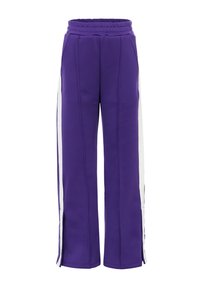 Paars ruime trainingsbroek met witte zijstrepen, elastische tailleband en voorzakken. Gemaakt van zachte, gestructureerde stof. Voorzien van splitten bij de boorden.