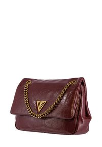 Borsa a tracolla in ecopelle bordeaux con finitura testurizzata, una spessa tracolla in catena dorata e un logo triangolare dorato sulla parte anteriore della patta.