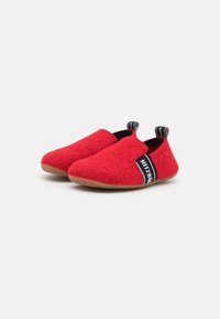 Chaussures rouges en feutre à enfiler, avec une texture douce, des panneaux latéraux élastiques et des accents de logo noirs. Les semelles en caoutchouc offrent traction et durabilité.