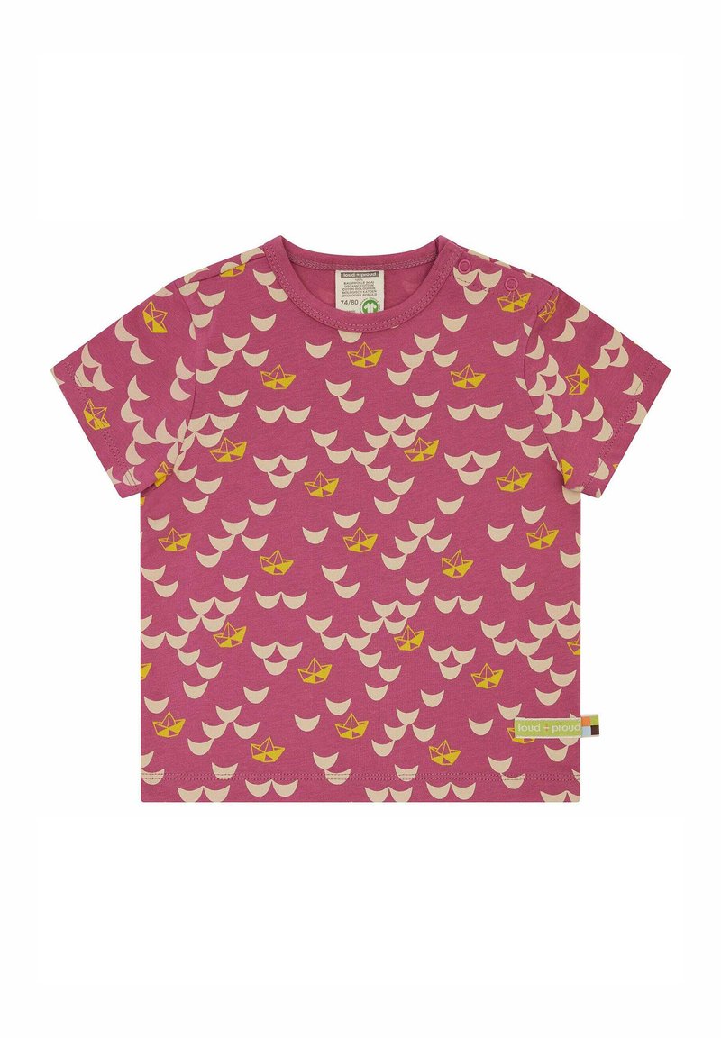 Rosa Baumwoll-T-Shirt mit einem Muster aus gelben Papierbooten und weißen Wellenformen. Kurze Ärmel, runder Ausschnitt und seitliches Etikett-Detail.