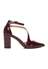 Chaussure à talon haut en cuir verni bordeaux avec bout pointu, bride de cheville avec boucle et découpe latérale.