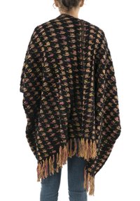 Pletený pončo s černým podkladem, které má mnohobarevný geometrický vzor a třásně na okraji. Měkká textura.