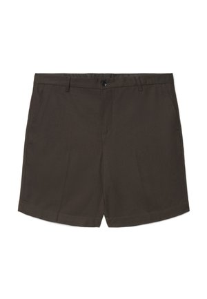 Dunkelbraune, maßgeschneiderte Shorts mit Gürtelschlaufen, vorderem Knopfverschluss, Seitentaschen und vorderen Bügelfalten auf weißem Hintergrund.