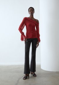 Anna Field OFF SHOULDER LS TOP WITH STRAP AND CHIFFON SLEEVESAN6_FW24_2-1-D_079 / 303 - DARK RED - Topper langermet - dark red