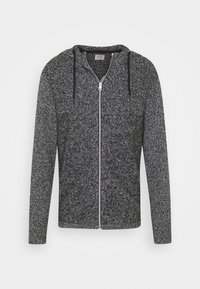 Sudadera con cremallera en negro y gris, con un patrón texturizado, capucha ajustable con cordón, y cremallera en contraste, que presenta mangas largas y un diseño ajustado.