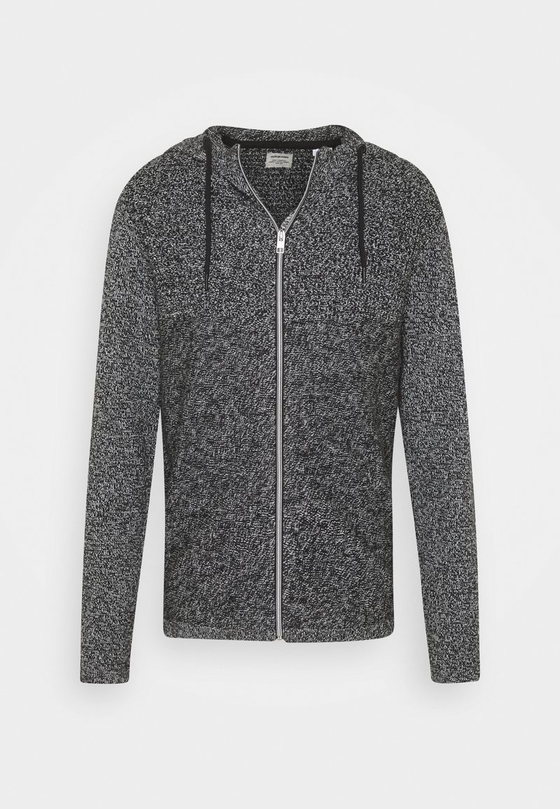 Sudadera con cremallera en negro y gris, con un patrón texturizado, capucha ajustable con cordón, y cremallera en contraste, que presenta mangas largas y un diseño ajustado.