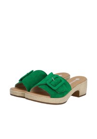 Sandali aperti in camoscio verde con una larga fascia caratterizzata da una grande fibbia, abbinati a un tacco a blocco di colore chiaro e texture. 